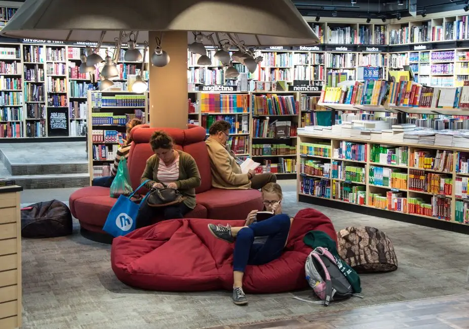 Biblioteka w Drużbicach zaprasza w sobotę – weekend z książką