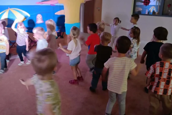Teatr Naj oczarował maluchy w Kleszczowie – muzyczna podróż z „Latem”