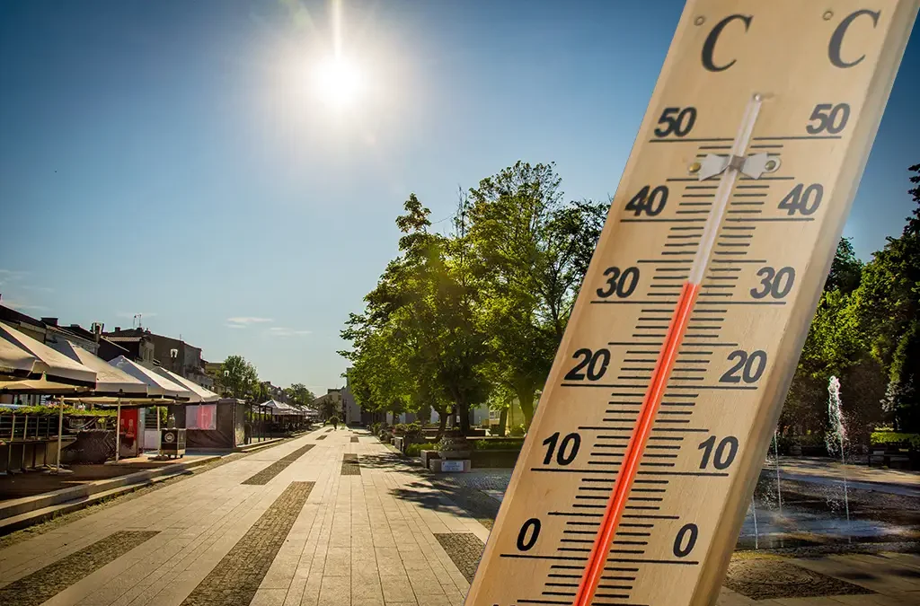 Upały w Polsce: IMGW ostrzega przed temperaturą do 36°C. Jak się chronić?