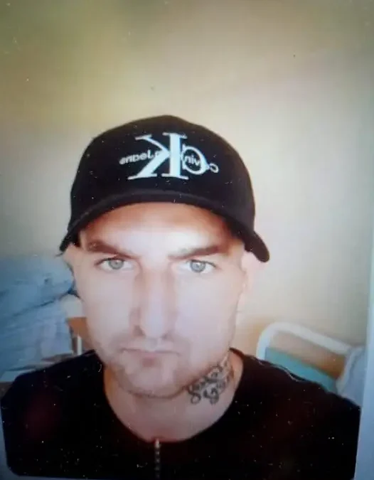 Zaginął 32-letni Konrad Sałata. Policja prosi o pomoc