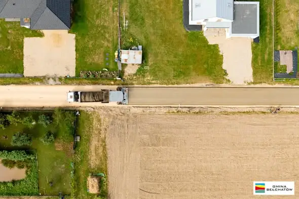 Postęp prac na drogach betonowych w gminie Bełchatów: kolejne 354 metry gotowe
