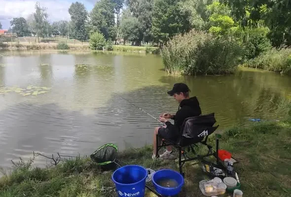 Zawody wędkarskie nad stawem GOSiR w Ruścu: Kacper Stępnik z podwójnym sukcesem