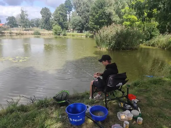 Zawody wędkarskie nad stawem GOSiR w Ruścu: Kacper Stępnik z podwójnym sukcesem