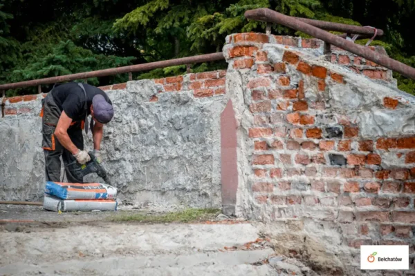 Remont przy Szkole Podstawowej nr 13 w Bełchatowie: nowe schody, barierki i murek