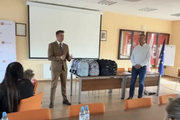 Pierwszoklasiści z gminy Zelów otrzymali wyprawki w ramach akcji „Energetyczny tornister”