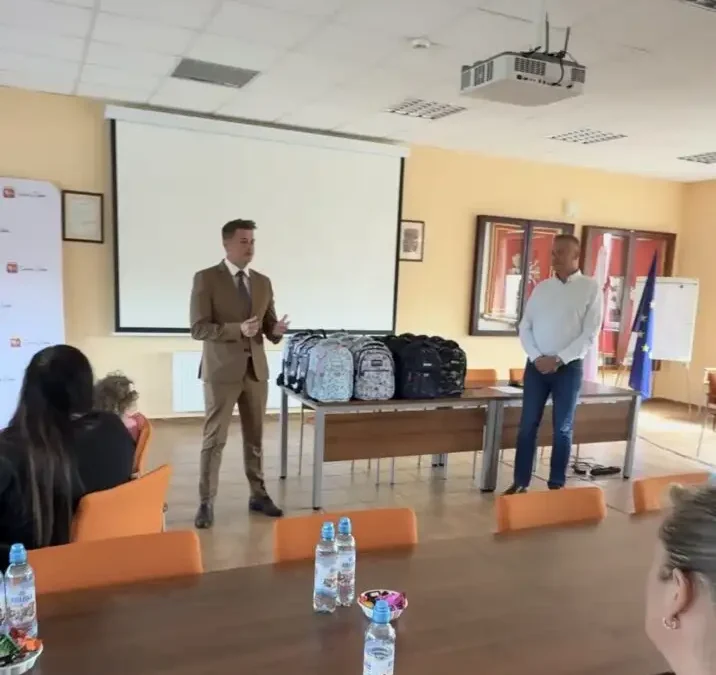 Pierwszoklasiści z gminy Zelów otrzymali „Energetyczne tornistry”