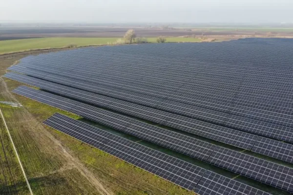 Postęp prac w projekcie OZE w gminie Rusiec: zamontowano panele i magazyny energii