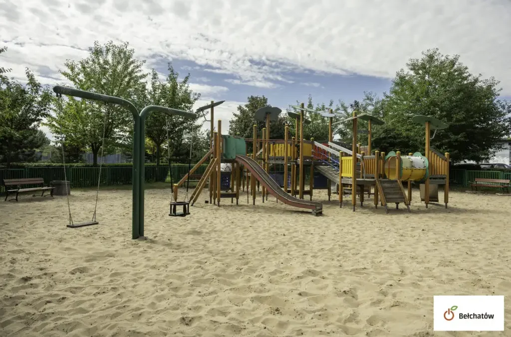 Plac zabaw na os. Dolnośląskim w Bełchatowie po remoncie – miasto apeluje o szacunek