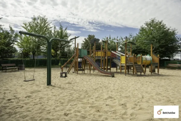 Plac zabaw na os. Dolnośląskim w Bełchatowie po remoncie – miasto apeluje o szacunek