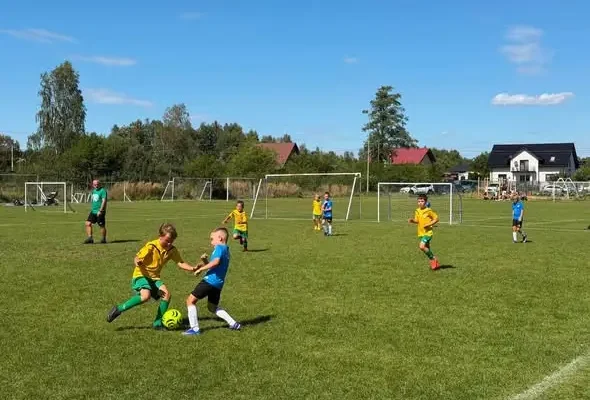 Młodzi piłkarze Omegi Kleszczów z udanym weekendem na turniejach
