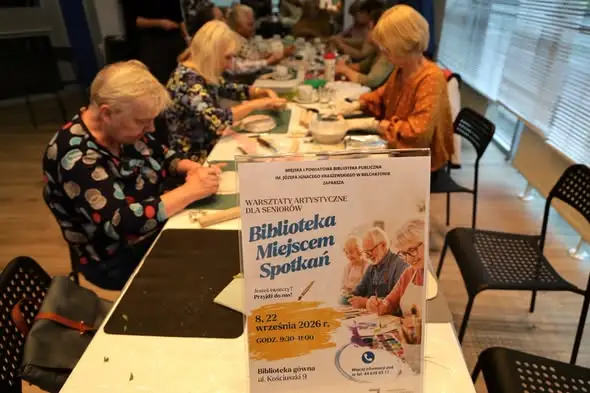 Warsztaty z gliną w bibliotece w Bełchatowie – uczestniczki stworzyły wyjątkowe naczynia