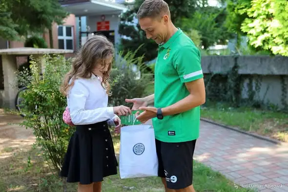 Piłkarze GKS Bełchatów z wizytą w szkołach z okazji rozpoczęcia roku szkolnego