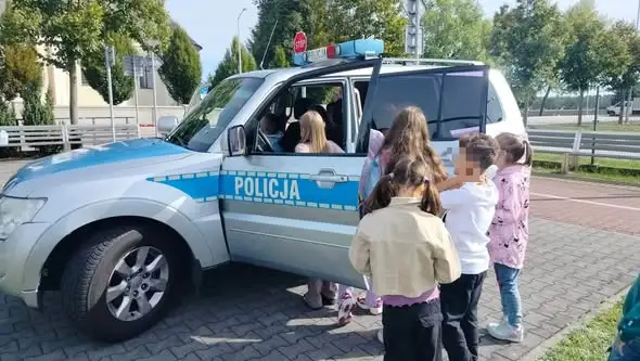 Policjanci z Kleszczowa uczyli pierwszaków bezpiecznego poruszania się po drodze