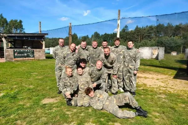 Strażacy zintegrowali się na poligonie paintballowym