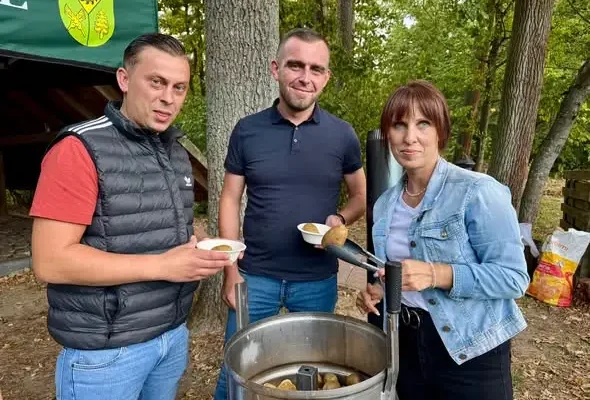 Piknik ziemniaczany w Łuszczanowicach: sąsiedzkie spotkanie przy altanie