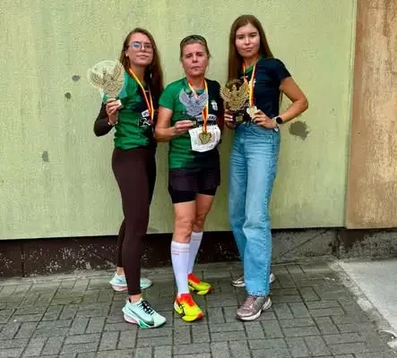 Trzy podiumowe miejsca biegaczek z Zelowa podczas 9. Charytatywnego Szusu o Czółenko