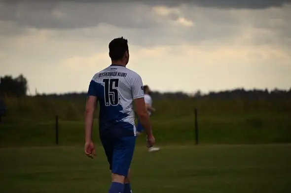 Błyskawica Kluki rozbiła Skrzydlatych Będargowo 4:0. Dwa gole Baturo, dwa Jakubczyka