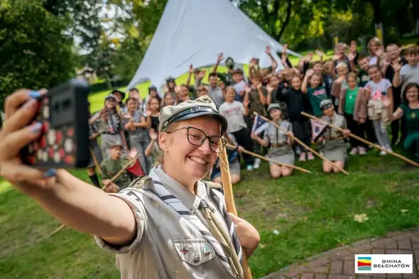 Harcerze z Bełchatowa w Łękawie: gra terenowa i pokaz replik broni