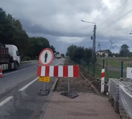 Remont chodnika na ul. Wieluńskiej w Gminie Rusiec – utrudnienia dla pieszych i kierowców