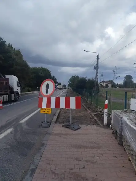 Remont chodnika na ul. Wieluńskiej w Gminie Rusiec – utrudnienia dla pieszych i kierowców