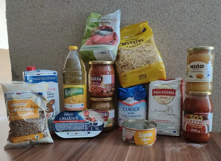 Paczki żywnościowe dla mieszkańców gminy Drużbice – odbiór w Wadlewie