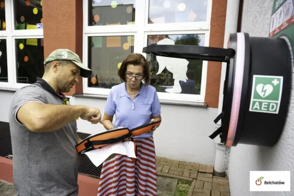 Bełchatów: Nowe defibrylatory AED w szkołach dzięki Budżetowi Obywatelskiemu
