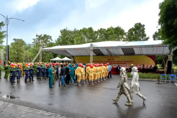 70-lecie OSP Kurów. Poczet sztandarowy z Zelowa na jubileuszu