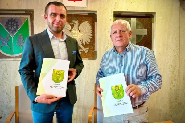 Gmina Kleszczów stawia na dostępność: nowe drzwi w urzędzie dla osób z niepełnosprawnościami