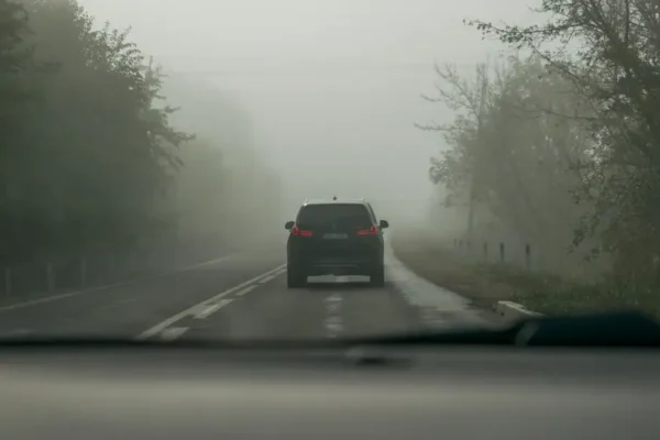 Jesień na drodze. Zadbajmy o bezpieczeństwo w zmieniających się warunkach