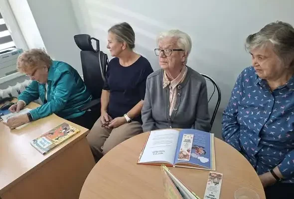 Międzypokoleniowe Głośne Czytanie w Wygiełzowie – seniorzy czytali dzieciom
