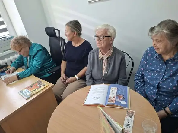 Międzypokoleniowe Głośne Czytanie w Wygiełzowie – seniorzy czytali dzieciom