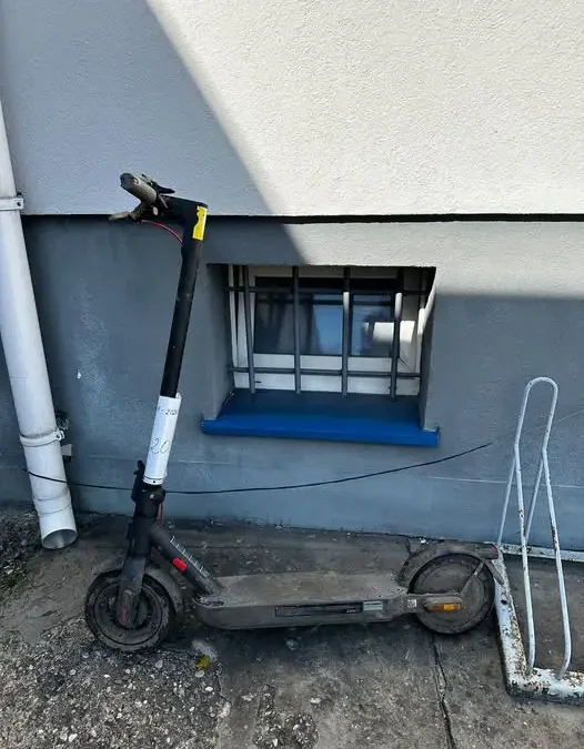 Bełchatów: Policja szuka właściciela zagubionej hulajnogi elektrycznej Xiaomi