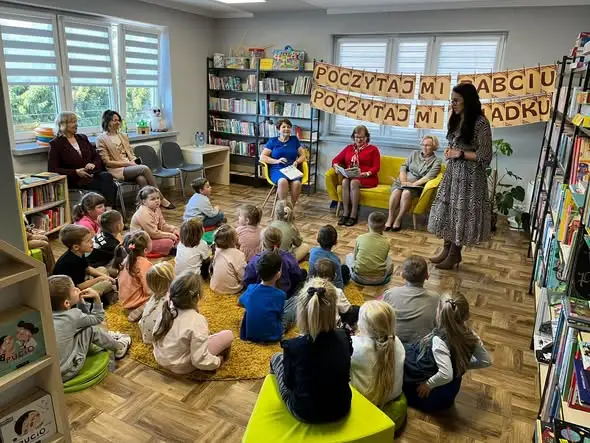 Międzypokoleniowe czytanie w bibliotece w Ruscu z okazji Dnia Osób Starszych